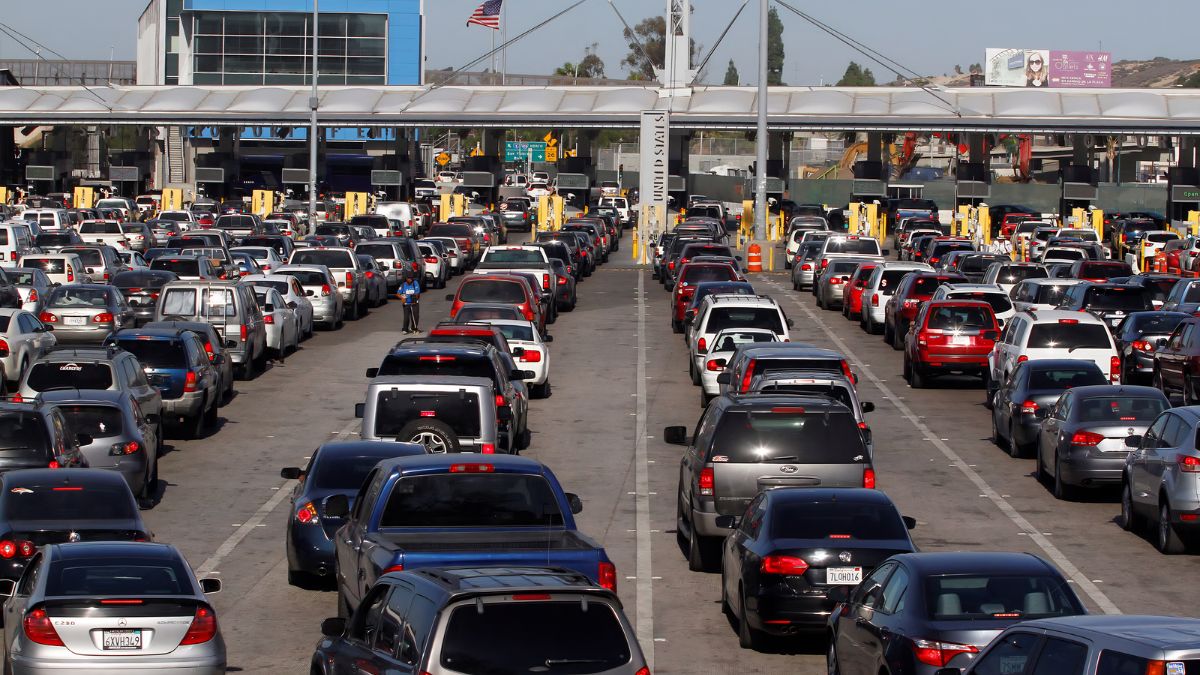 Heavy traffic and long lines of cars waiting at the San Ysidro border crossing during a busy shopping rush[cite: 3].